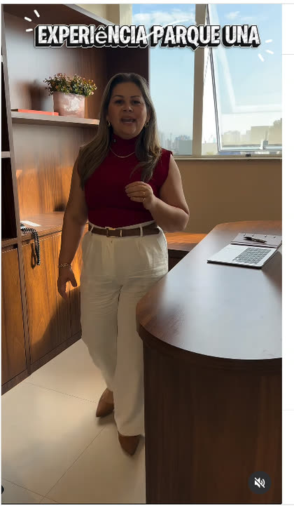 Corretora da Maciel no escritório, em vídeo sobre a experiência Parque Una